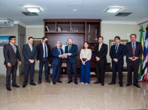 Comissão de juristas entrega a Othelino proposta de atualização da legislação ambiental do Maranhão