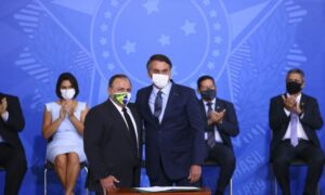 Bolsonaro e Pazuello traem população brasileira. Por Jânio de Freitas