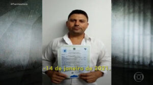 Com ajuda de um médico bandido é acusado de forjar a própria morte para escapar da prisão