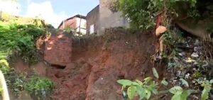 Chuva forte causa deslizamento de terra em São Luís