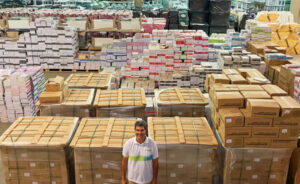 Braide mostra galpão repleto de material para as escolas