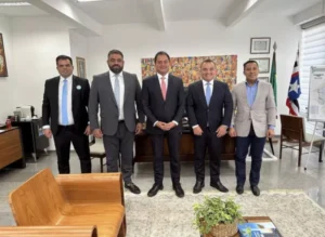Senador Weverton Rocha recebe comitiva de vereadores de São Luis