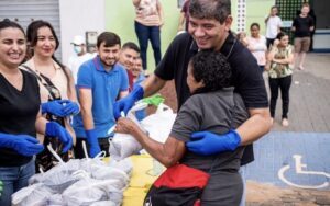 Mantendo a tradição da semana santa, Prefeito Dr. Alexandre distribui mais de 14 toneladas de peixes a população de São João dos Patos