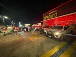 População faz protesto na porta de Pet Shop após morte de corretor