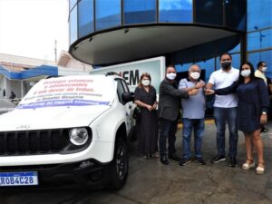 Weverton entrega 02 carros para conselhos tutelares de Urbano Santos e Alto Alegre do Pindaré
