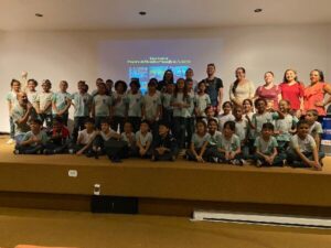 Estudantes luminenses assistem à palestra sobre prevenção de acidentes no trânsito no Hospital Sarah Kubitschek.