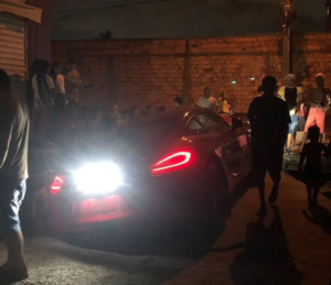 PREJUÍZO! Jovem derruba Porsche em vala em São Luís