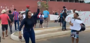 Vídeo: gestão de Eudes Barros é alvo de manifestação por falta de asfalto em Raposa