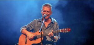 Bolsonaro indica que não vai assinar Prêmio Camões de Chico Buarque