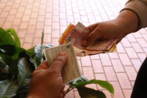 Seis pessoas foram flagradas comprando votos em um salão de beleza de São Luís