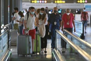 Uso de máscaras em aeroportos e aviões volta a ser obrigatório