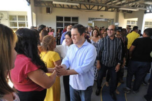 Edivaldo entrega creche de tempo integral no Turu e carros-bibliotecas