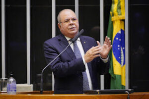 Hildo Rocha exige soluções para obras inacabadas do Ministério da Educação