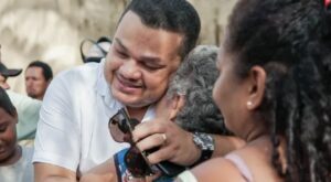A População aclama Léo Paz durante realização de café da manhã e entregar de mais 5 mil quilos de peixe a famílias de Dom Pedro.