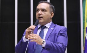 TSE cassa mandato de deputado federal por desfiliação partidária sem justa causa
