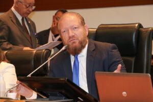 Othelino Neto relata projeto que veda reeleição para presidentes e vice-presidentes em Comissões