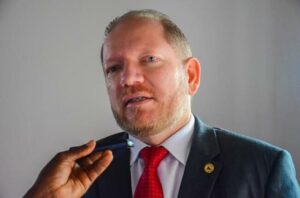 Decisão de ministro do STF enterra pretensão de Othelino Neto
