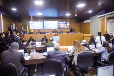 Veja Agora: Reajuste de 15% no salário dos professores da rede municipal é aprovado pela Câmara