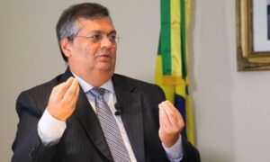 Flávio Dino diz que eleição será decidida “no debate hoje e na rua amanhã”