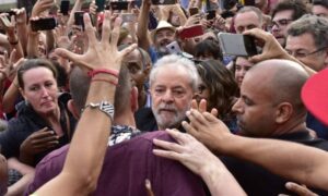 Lula é solto e deixa a Superintendência  da Polícia Federal