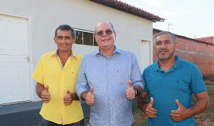 Hildo Rocha fiscaliza construções das fábricas de extrato de tomate e de farinha, em Amarante