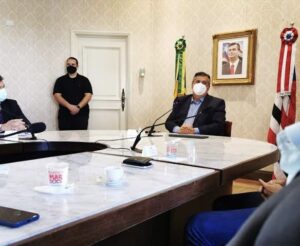 Em reunião com líderes partidários, Flávio confirma candidatura ao Senado e diz que sucessão só em novembro