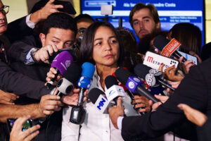 Eliziane Gama comemora sucesso da caravana em Chapadinha