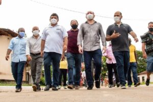 Othelino visita obra de pavimentação asfáltica em povoado de Alcântara