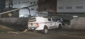 Viatura bate em poste e colide contra muro de hospital infantil em São Luís