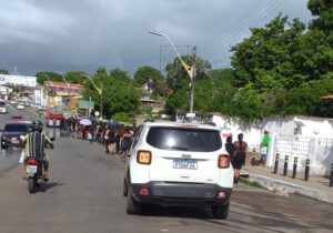 Educadores protestam e anunciam luto contra calote aplicado na gestão Eudes Sampaio