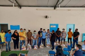 Coelho Neto: prefeito Bruno Silva entrega cestas básicas para integrantes da classe artística