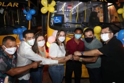 Josimar e Detinha entregam veículos em Araguanã