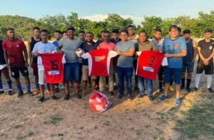 Prefeito Bruno Silva faz doação de material esportivo para time de bairros