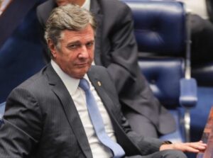 Justiça Federal cancela concessão de rádios e TV que têm Collor como sócio