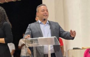 Fred Campos e pai colocam a mão no bolso para campanha em Paço