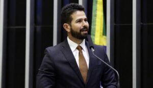 Gil Cutrim, Tabata Amaral e outros seis deputados são suspensos pelo PDT