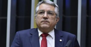 Ministro de Lula tem ativos bloqueados por dívida de campanha
