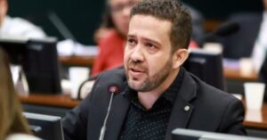 Investigação da PF indica rachadinha no gabinete de Janones