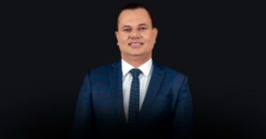 Vereador é criticado por comunidade ao buscar crédito por ações