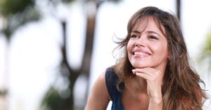 Cecília Leite interpreta canções francesas nesta quarta (22)