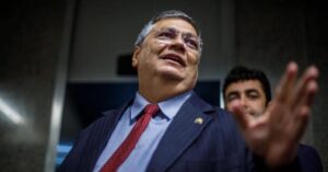 Ministro do STF pede Dino seja relator de ação sobre emendas Pix