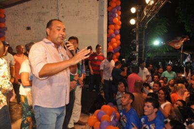 Roberto Costa arrasta multidão em caminhada na Santa Bárbara