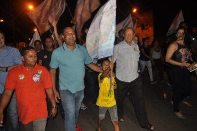 Roberto Costa recebe carinho dos moradores do Sao Raimundo