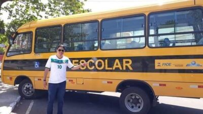 Prefeito Luciano entrega mais dois ônibus escolares para cidade de Pinheiro