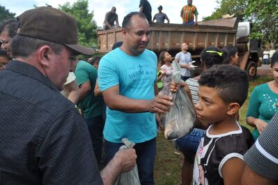 Roberto Costa e prefeito Edvan Brandão entregam 20 toneladas de peixes em dois dias, em Bacabal