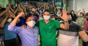Líder nas pesquisas, Comandante Schnneyder forma chapa com Henrique Júnior