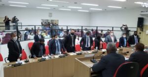 Vereadores aliados da prefeita Dinair votam contra a convocação de secretários e representante da Mega-On