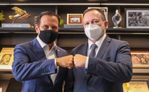 Comitiva liderada por Carlos Brandão conhece processo de fabricação da vacina Butanvac