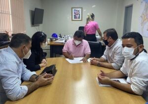 Fabiana anuncia construção de praça e amplia canteiro de obras em Presidente Vargas