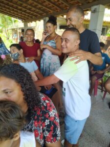 Com apoio de Felipe Camarão, professor Luis Fernando distribui material escolar em São Vivente Férrer